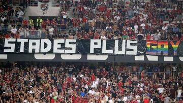 Pancarta desplegada por los aficionados del Niza en el partido en el que su equipo recibía al Olympique de Marsella.
