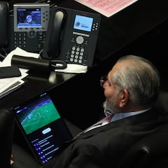 Senador es captado viendo la Champions en pleno trabajo