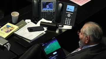 Senador es captado viendo la Champions en pleno trabajo