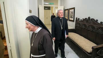 (Foto de ARCHIVO)
La secretaria de la Federación de las Hermanas Clarisas de Ntra. Sra. de Arantzazu, la hermana Carmen Ruiz, y el arzobispo de Burgos, Mario Iceta Gavicagogeascoa, llegan a una rueda de prensa, a 24 de junio de 2024, en Burgos, Castilla y León (España). Los servicios jurídicos del Arzobispado de Burgos han decidido excomulgar de la Iglesia Católica a las diez monjas que han ocupado el monasterio de Belorado ante la negación reiterada de los últimos papas de Roma. Estas diez religiosas pertenecen a las quince que formaban parte de la comunidad de Clarisas. Las otras cinco religiosas que aún permanecen en el interior del monasterio ya no forman parte activa de la comunidad, por lo que el Arzobispado ha decidido dejarlas al margen de esta excomunión colectiva.
Tomás Alonso / Europa Press
24/06/2024