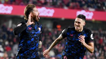 GRANADA, 19/12/23.- El defensa del Sevilla Sergio Ramos (i) celebra su gol, tercero del equipo, durante el partido de LaLiga de fútbol que Granada CF y Sevilla FC disputan este martes en el estadio Nuevo Los Cármenes. EFE/Miguel Ángel Molina
