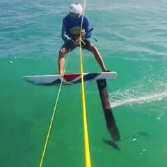 El kitesurfista Álex Soto choca a toda velocidad con un tiburón y sale disparado contra el agua