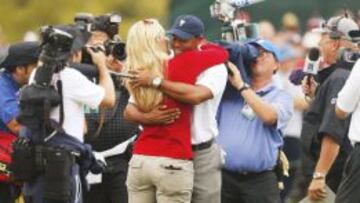 Tiger Woods abraza a Lindsey Vonn.