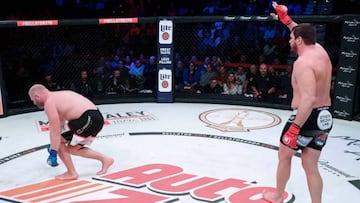 Mitrione festeja un golpe sobre Kharitonov.