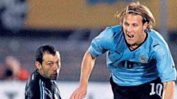 Forlán frente a Mascherano.