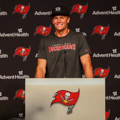 Brady doesn’t completely discard Dolphins rumors but says is committed to Bucs