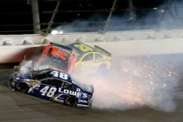 Jimmie Johnson (48), Martin Truex Jr. (78) y Matt Kenseth (20).