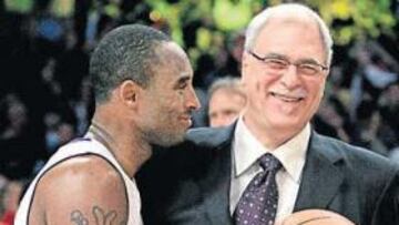 <b>DE ENEMIGOS A... </b>Kobe Bryant, al que Jackson quiso traspasar, entrega a Phil el balón del triunfo 900.
