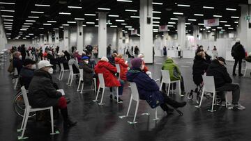 (FILES) In this file photo taken on February 08, 2021 elderly people wait at the coronavirus (Covid-19) vaccination center for their vaccination in Cologne, western Germany. - Germany's parliament on April 7, 2022 rejected a government-backed proposal for mandatory Covid vaccines for people above 60, in a stinging defeat for Chancellor Scholz's coalition. (Photo by Ina FASSBENDER / AFP)