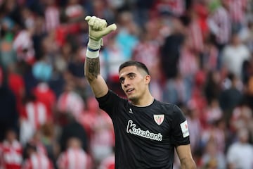 BILBAO, 22/09/2024.- El portero del Athletic Club Alex Padilla celebra la victoria de su equipo tras el partido de la jornada 6 de LaLiga contra el Celta de Vigo, en el estadio de San Mamés en Bilbao este domingo. EFE/ Luis Tejido
