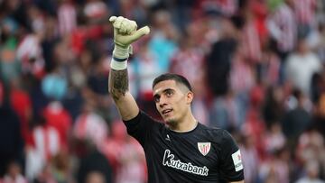 BILBAO, 22/09/2024.- El portero del Athletic Club Alex Padilla celebra la victoria de su equipo tras el partido de la jornada 6 de LaLiga contra el Celta de Vigo, en el estadio de San Mamés en Bilbao este domingo. EFE/ Luis Tejido