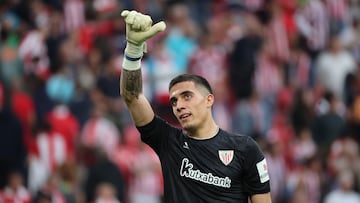 BILBAO, 22/09/2024.- El portero del Athletic Club Alex Padilla celebra la victoria de su equipo tras el partido de la jornada 6 de LaLiga contra el Celta de Vigo, en el estadio de San Mamés en Bilbao este domingo. EFE/ Luis Tejido
