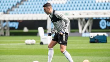 El delantero c&eacute;ltico Iago Aspas se ejercita con el bal&oacute;n sobre el c&eacute;sped del estadio de Bala&iacute;dos. 