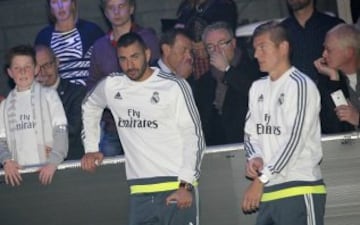 Benzema y Kroos con un aficionado.