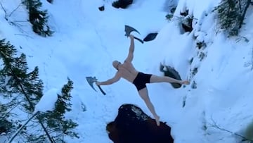 Ken Stornes saltando con dos hachas en la disciplina death diving o dodsing, en un lago con nieve.