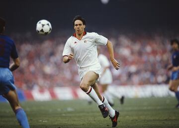 Tres Balones de Oro no han sido suficientes para entrar en el Mejor Once de la historia. Fue la gran estrella del Milan de Arrigo Sacchi, con el que gan¨® dos Champions y para muchos es el mejor ¡®9¡¯ puro de la historia. Su gol a la URSS en la final de la Eurocopa de 1988 es uno de los m¨¢s bellos que se recuerdan.
