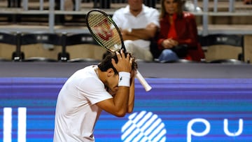 Tenis, Cristian Garin vs Tomas Barrios Vera
El tenista Cristian Garin de Chile lamenta perder frente a Tomas Barrios Vera de Chile por el ATP 250 de Santiago 2024 en el Club San Carlos de Apoquindo en Santiago, Chile.
27/02/2024
Felipe Zanca/Photosport
Tennis, Cristian Garin vs Tomas Barrios Vera
The tennis player Cristian Garin of Chile reacts before loosing against of Tomas Barrios Vera of Chile in the match for the ATP 250 Santiago 2024 at Club San Carlos de Apoquindo in Santiago, Chile.
27/02/2024
Felipe Zanca/Photosport