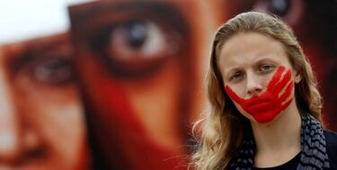 420 bragas en Copacabana contra las violaciones en Brasil