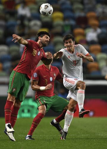 Ruben Neves y Gerard Moreno.