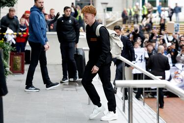 Yeremy de León llegando al hotel. 
 