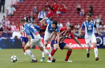 Fernando Torres disputando un balón junto a Javi López. 