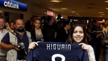 <b>TODOS CON EL 'PIPITA'. </b>Los porteños posaron junto al Obelisco con imágenes de Higuaín con el Real Madrid y con Argentina.
