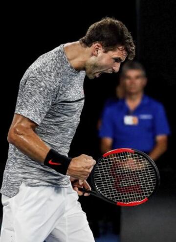 Grigor Dimitrov celebra con euforia su segundo break a Nadal en el segundo set.