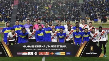Players pose before the Copa Libertadores group stage football match between Bolivia's Always Ready and Argentina's Boca Juniors at the Hernando Siles Stadium in La Paz on May 4, 2022. (Photo by AIZAR RALDES / AFP)