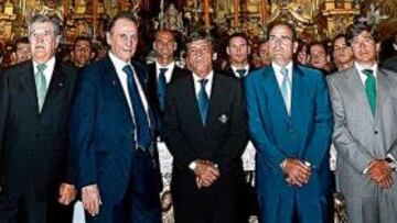 <b>CON EL GRAN PODER. </b>Consejeros, técnicos y jugadores del Betis en el interior del Convento de Santa Rosalía tras la ofrenda floral a Nuestro Padre Jesús del Gran Poder.