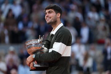 Carlos Alcaraz sostiene el trofeo de Roland Garros.