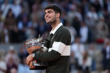 Carlos Alcaraz sostiene el trofeo de Roland Garros. 