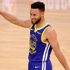 Curry (53) se pega un festín en la noche en la que supera a Wilt