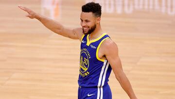 Curry (53) se pega un festín en la noche en la que supera a Wilt