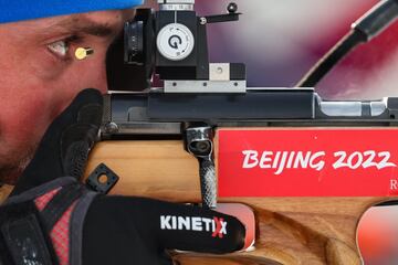 Con los Juegos en pleno desarrollo, la batalla por un lugar en la cima del podio de medallas está creciendo en cada momento. Aquí, el fotógrafo Patrick Smith, capturó la concentración y el enfoque de Simon Desthieux del Equipo de Francia disparando durante la puesta a cero mientras compite durante el Sprint de 10 km de biatlón masculino en el Centro Nacional de Biatlón en el día 8 de los Juegos Olímpicos de Invierno de Beijing 2022.