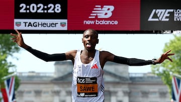 Sabastian Sawe cruza victorioso la meta.