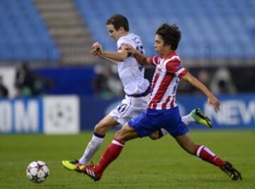 Óliver Torres persigue a Fabian Koch.