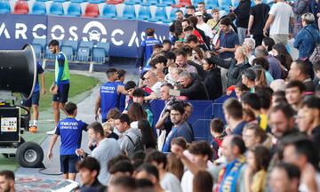 Los jugadores del Levante se acercan a agradecer el apoyo de la afición.