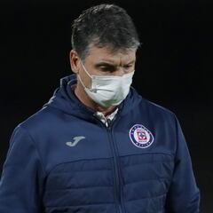 Robert Dante Siboldi tendría pie y medio fuera de Cruz Azul