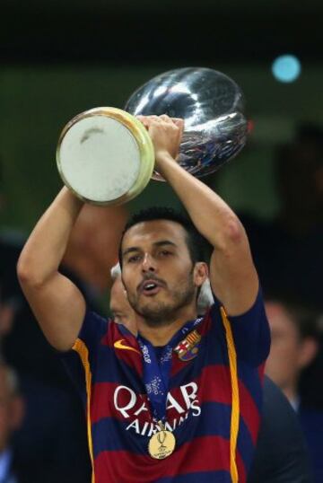 Pedro con la copa de la Supercopa de Europa.