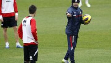 El técnico del Rayo, durante un entrenamiento.