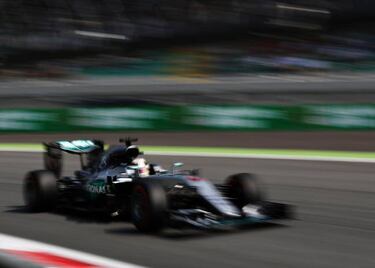 Italian GP: Hamilton takes pole to equal F1 legends