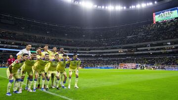 Jugadores del América posan previo a un partido en el Estadio Azteca.