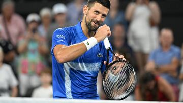 Novak Djokovic celebra su victoria contra Gael Monfils en Brisbane.