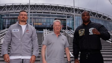 Cara a cara de Oleksandr Usyk y Daniel Dubois, con Frank Warren, de Queensberry Promotions.