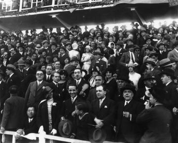 Un aspecto de la Tribuna Central de Torrero minutos antes del inicio del partido. En el centro de la imagen se puede ver a Ramón Serrano Suñer, abogado del Estado en Zaragoza en 1929. En el ángulo inferior derecho, los accionistas de Torrero y conspicuos iberistas Modesto Sanz, Pedro Ferrer y Luis Ferrer, bisabuelo y abuelo del autor.