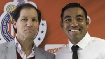 Marco Fabián acompañado de Jaime Ordiales, director deportivo del Guadalajara.