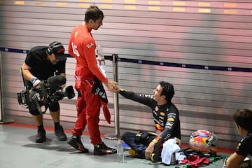 Charles Leclerc felicita a Sergio Pérez por su victoria. 