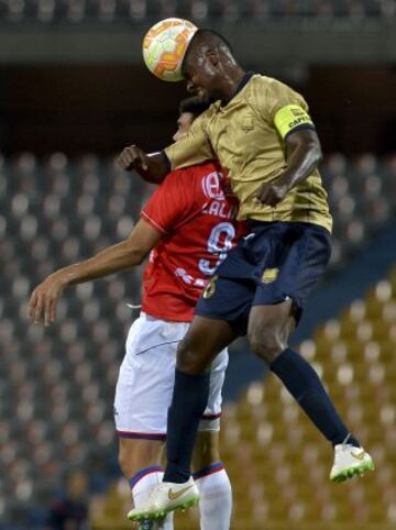 Colombia's Aguilas Doradas player Hanyer Mosquera (R) and Julian Lalinde of Peru's Union Comercio jump for the ball during their Copa Sudamericana football match at the Atanasio Girardot stadium in Medellin, Antioquia department, Colombia, on August 13, 2015.  AFP PHOTO / RAUL ARBOLEDA