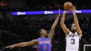 Marco Belinelli lanza ante Kentavious Caldwell-Pope.