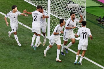 Los jugadores de Irak celebran uno de los goles a Japón.